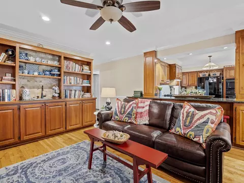 Living - 312 E Killarney Lk, Moore, SC 29369 photo 4 of 7