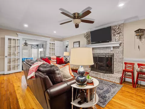 Living - 312 E Killarney Lk, Moore, SC 29369 photo 3 of 7