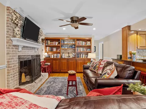 Living - 312 E Killarney Lk, Moore, SC 29369 photo 5 of 7