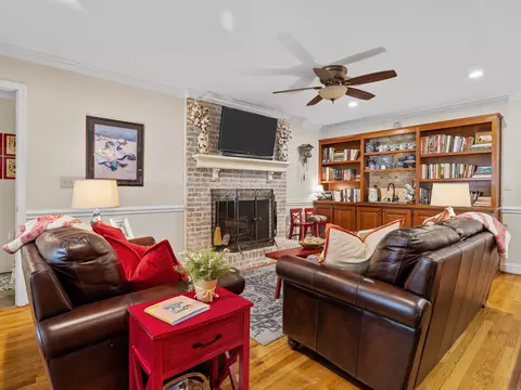 Living - 312 E Killarney Lk, Moore, SC 29369 photo 6 of 7