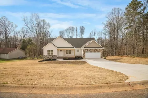 154 Red Globe Ln, Woodruff, SC 29388