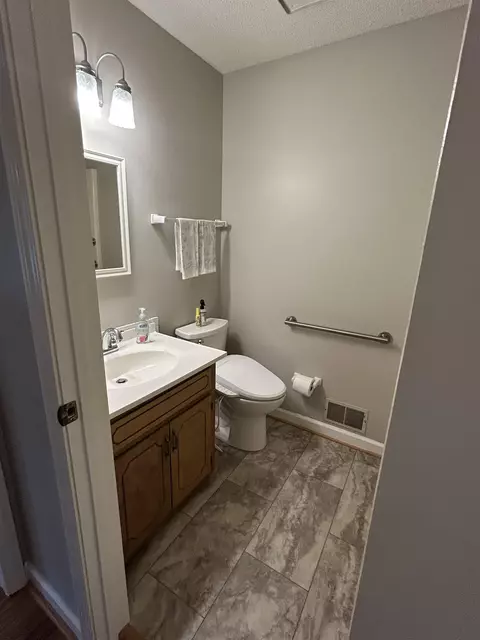 Bath - 386 E Killarney Lake Dr, Moore, SC 29369 photo 1 of 4
