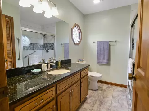 Bath - 386 E Killarney Lake Dr, Moore, SC 29369 photo 3 of 4