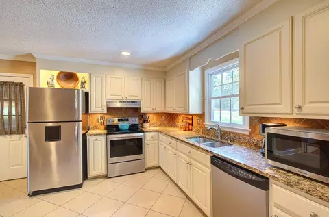 Kitchen - 39 Rollingreen Rd, Greer, SC 29651 photo 2 of 3