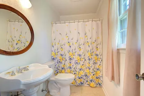 Bath - 39 Rollingreen Rd, Greer, SC 29651 photo 2 of 3