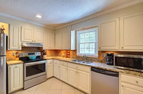 Kitchen - 39 Rollingreen Rd, Greer, SC 29651 photo 1 of 3