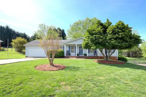 39 Rollingreen Rd, Greer, SC 29651