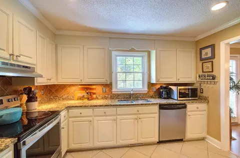 Kitchen - 39 Rollingreen Rd, Greer, SC 29651 photo 3 of 3
