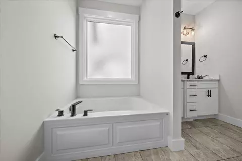 Bath - 1155 Goodjoin Rd, Campobello, SC 29322 photo 2 of 4