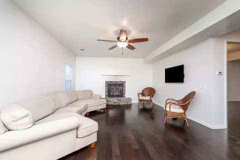 Living - 626 Windward Ln, Duncan, SC 29334 photo 2 of 4
