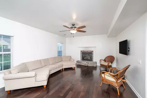 Living - 626 Windward Ln, Duncan, SC 29334 photo 3 of 4