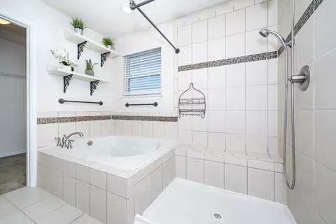 Bath - 626 Windward Ln, Duncan, SC 29334 photo 1 of 5