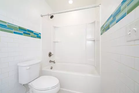 Bath - 626 Windward Ln, Duncan, SC 29334 photo 4 of 5