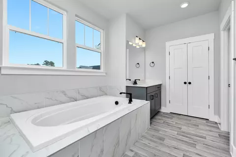 Bath - 913 Wild Pine Ct, Duncan, SC 29334 photo 2 of 5