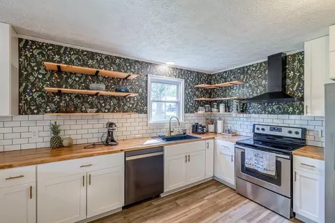 13 Thomas St, Williamston, SC 29697 photo 2
