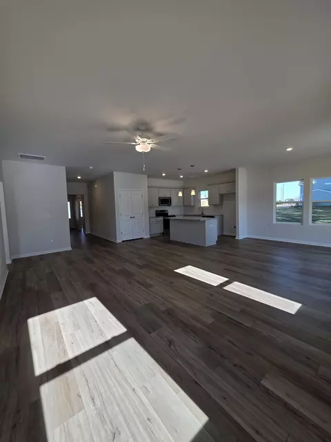 Living - 407 Dodger Ave, Chesnee, SC 29323 photo 2 of 5
