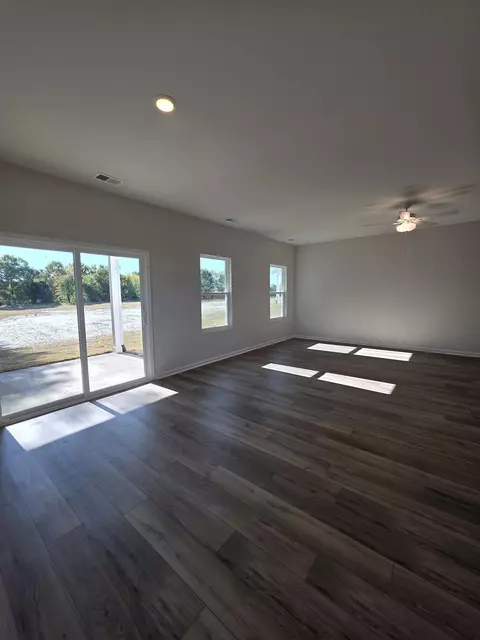 Living - 407 Dodger Ave, Chesnee, SC 29323 photo 4 of 5