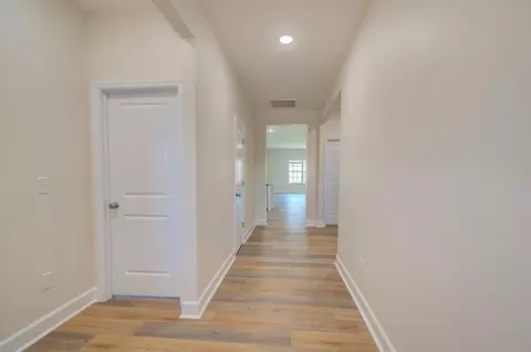 Entry Way - 201 Glen Crest Dr, Moore, SC 29369 photo 2 of 2