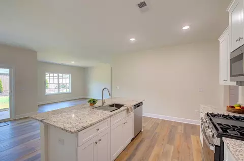 Kitchen - 201 Glen Crest Dr, Moore, SC 29369 photo 2 of 2
