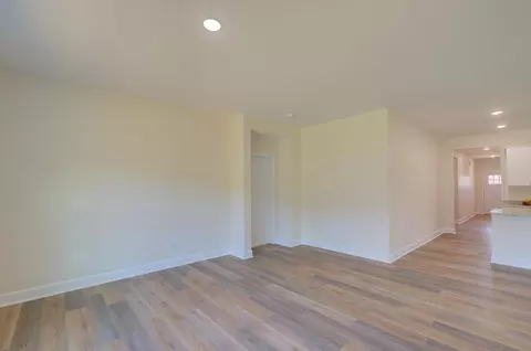 Living - 201 Glen Crest Dr, Moore, SC 29369 photo 2 of 2