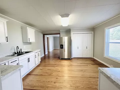 205 E Robinson St, Gaffney, SC 29340 photo 4