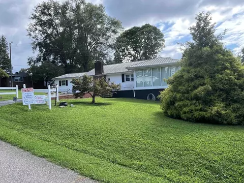 640 Overhill Dr, Spartanburg, SC 29303
