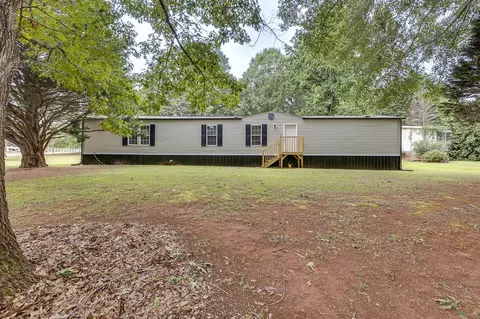 561 Waspnest Rd, Wellford, SC 29385
