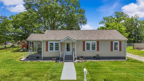 28 Woodward St, Woodruff, SC 29388