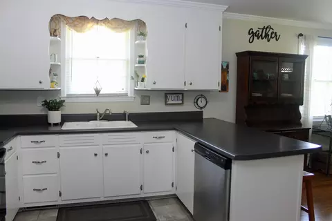 Kitchen - 656 Mega Dr, Duncan, SC 29334 photo 2 of 4