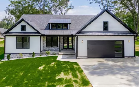 48 Simmons St, Wellford, SC 29385