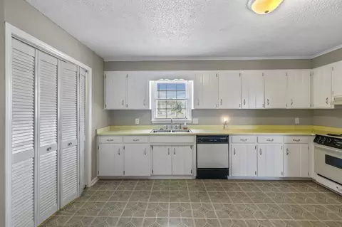 Kitchen - 210 Saluda Rd, Moore, SC 29369 photo 2 of 3