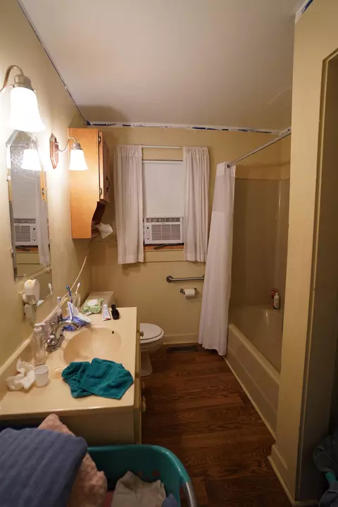 Bath - 4561 Babb Rd, Greer, SC 29651 photo 1 of 1