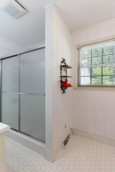 Bath - 307 Glendale Rd, Union, SC 29379 photo 1 of 3