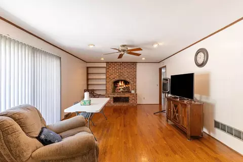 Living - 307 Glendale Rd, Union, SC 29379 photo 4 of 4