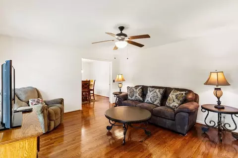 Living - 307 Glendale Rd, Union, SC 29379 photo 2 of 4
