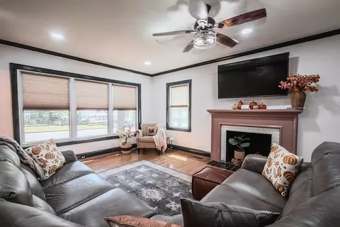 Living - 202 Pine St, Gaffney, SC 29340 photo 2 of 3