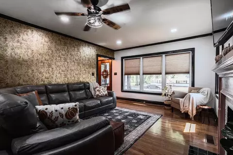 Living - 202 Pine St, Gaffney, SC 29340 photo 3 of 3