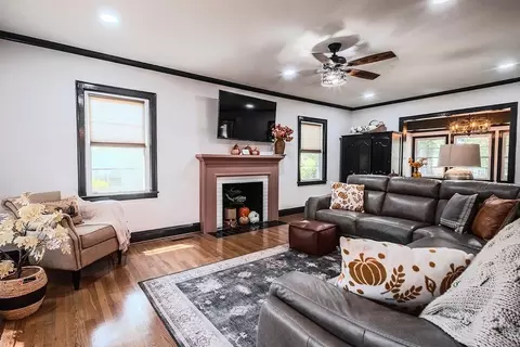 Living - 202 Pine St, Gaffney, SC 29340 photo 1 of 3