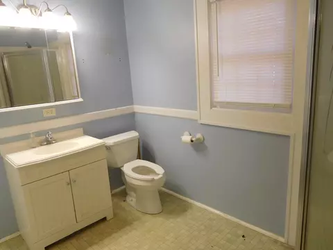 Bath - 113 Escambia Ave, Gaffney, SC 29340 photo 2 of 3