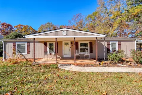 127 Michelle Dr, Chesnee, SC 29323