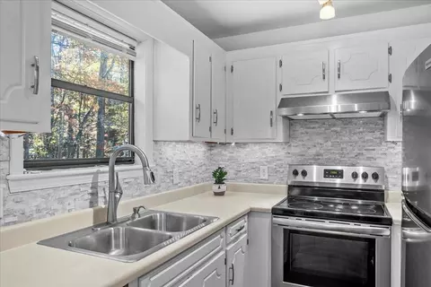 Kitchen - 281 Willow Ct, Central, SC 29630 photo 3 of 3