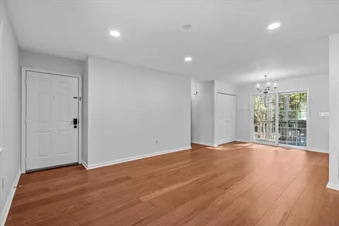 Living - 281 Willow Ct, Central, SC 29630 photo 2 of 4