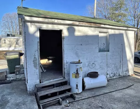 405 E Frederick St, Gaffney, SC 29340 photo 3