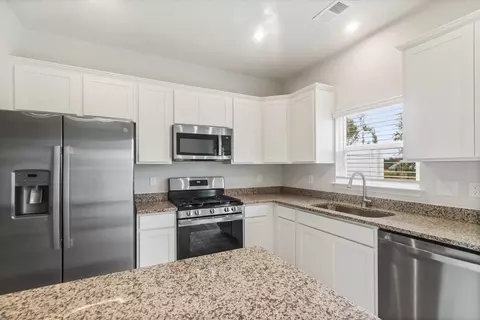 Kitchen - 161 Randwick Ln, Greer, SC 29651 photo 5 of 6