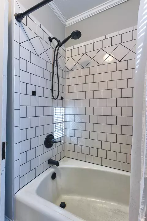 Bath - 604 E Jefferies St, Gaffney, SC 29340 photo 5 of 5