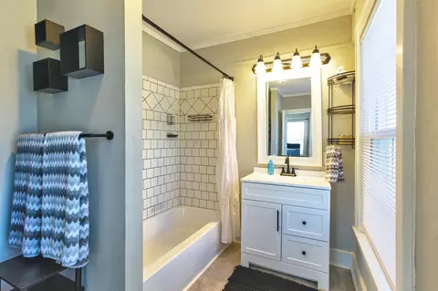 Bath - 604 E Jefferies St, Gaffney, SC 29340 photo 1 of 5