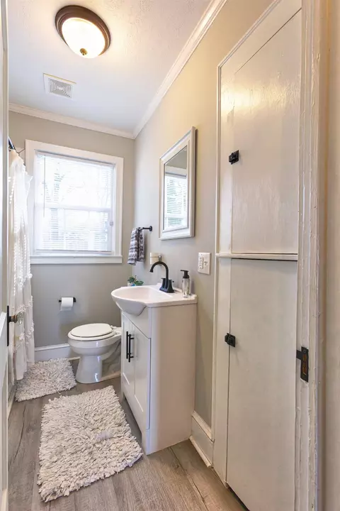 Bath - 604 E Jefferies St, Gaffney, SC 29340 photo 4 of 5