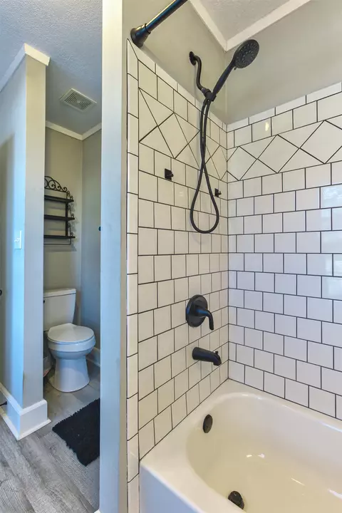 Bath - 604 E Jefferies St, Gaffney, SC 29340 photo 2 of 5