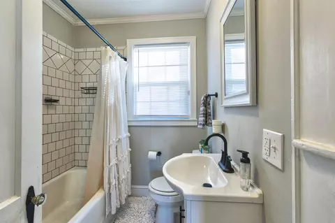 Bath - 604 E Jefferies St, Gaffney, SC 29340 photo 3 of 5