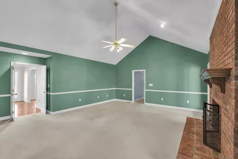 Living - 123 Blairfield Ct, Moore, SC 29369 photo 2 of 3